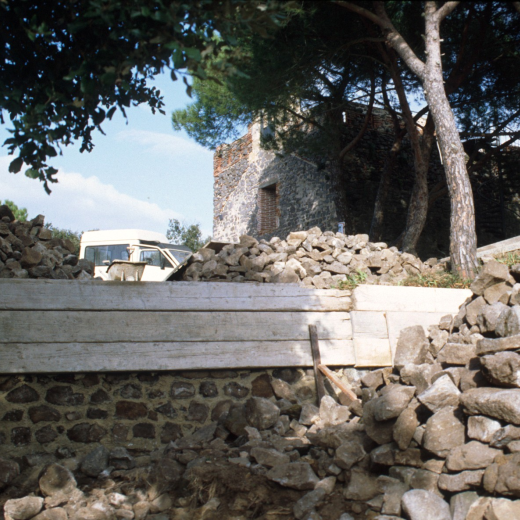 L'obra de reconstruir les parets dels fossars. Primer els interiors i després els de la part de fora fins quedar completada l'obra.