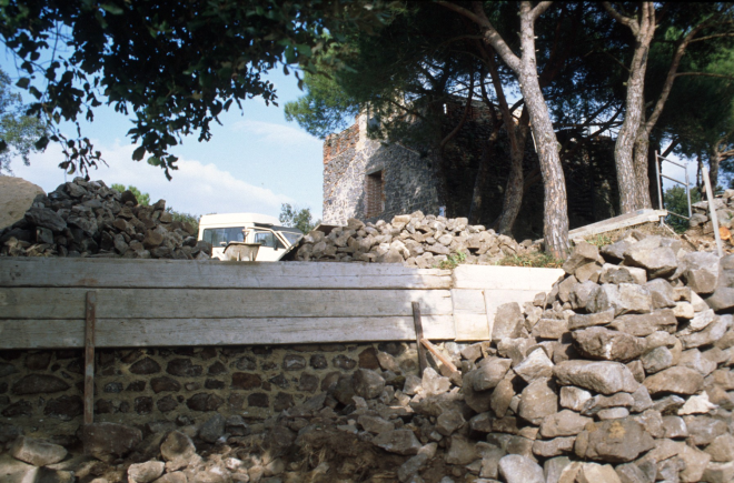 L'obra de reconstruir les parets dels fossars. Primer els interiors i després els de la part de fora fins quedar completada l'obra.