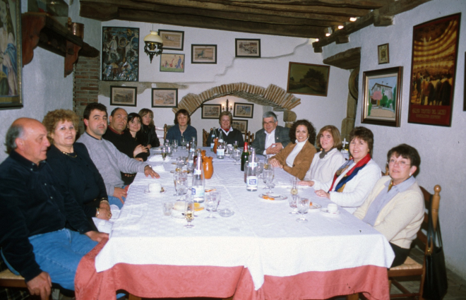 Trobada - sopar al Palau de Foixà dels organitzadors de les sortides culturals del Taller d'història.

D'esquerra a dreta: Joan Machado, Dolors Segura, Joan Romaguera, Jaume Ors, Mercé Pujol, Glòria Caballé, Elisa Bosch, Susana Clarió, Juli Campeny, Carme Benet, Angela Artigas, Carme Martí i Assumpció Artigas.