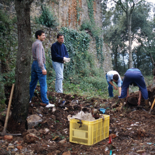 En Josep Costa, en Joan Romaguera, en Francesc Guinart i d'esquena en Josep Reyner en els primers temps dels treballs de restauració de Sant Jordi