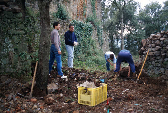 En Josep Costa, en Joan Romaguera, en Francesc Guinart i d'esquena en Josep Reyner en els primers temps dels treballs de restauració de Sant Jordi