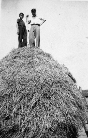 En Josep Vidal i el seu germà Salvador a dalt d'un paller.