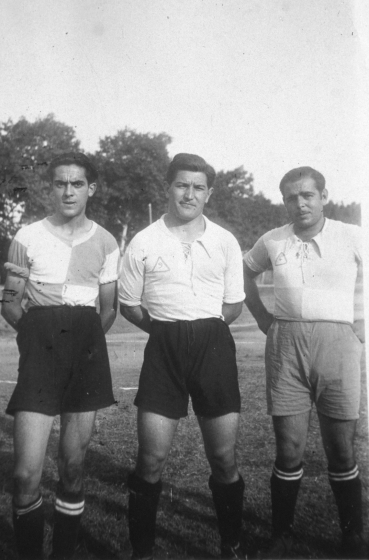 Tres jugadors de la UD de Maçanet. D'esquerra a dreta: Agustí Xarbau, Lluís Vilella i Josep Bancells.