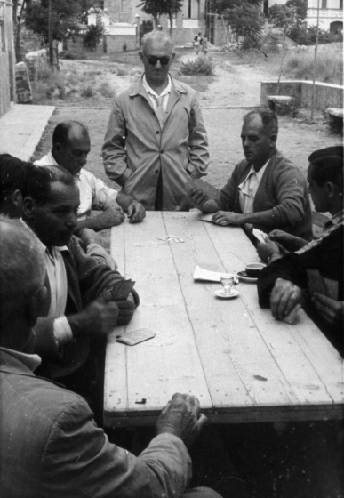 Una colla d'amics jugant a cartes; entre ells es pot reconèixer a Josep Espriu 