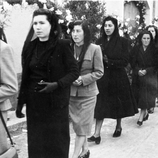 Detall de la processó, s'hi poden veure a Margarita Munge, M Rosa Quellos i Maria Tomàs entre altres.