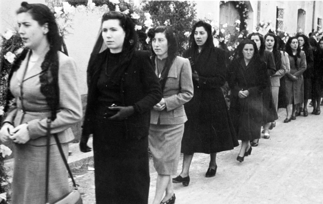 Detall de la processó, s'hi poden veure a Margarita Munge, M Rosa Quellos i Maria Tomàs entre altres.