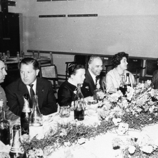 La presidència del dinar als homenatges: el cap de la guardia civil Sr. Antoni Sanz, Lluís Vilella, alcalde, Felicitat Llirinós, organitzadora, Sr. Coma delegat de la caixa de Pensions amb la seva Sra i el Sr. Angel Marsa