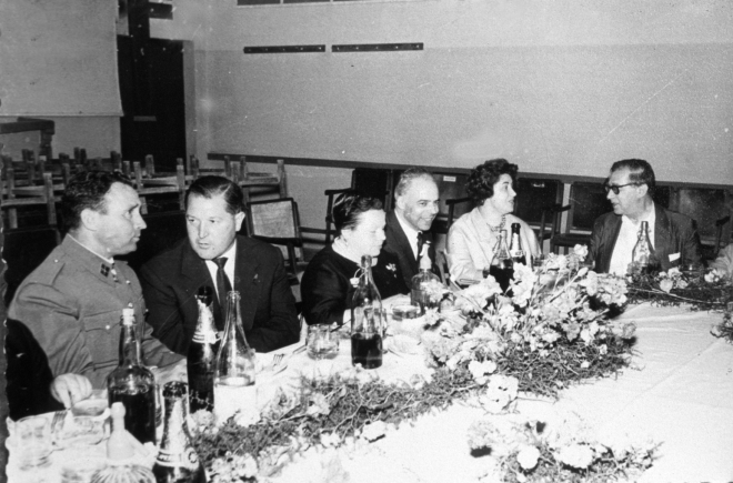 La presidència del dinar als homenatges: el cap de la guardia civil Sr. Antoni Sanz, Lluís Vilella, alcalde, Felicitat Llirinós, organitzadora, Sr. Coma delegat de la caixa de Pensions amb la seva Sra i el Sr. Angel Marsa