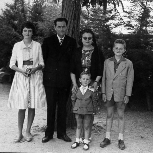 La família Reyner - Romaguera. El matrimoni Josep Reyner i Assumpció Romaguera amb els fills M Teresa Tomàs i els petit Joaquim