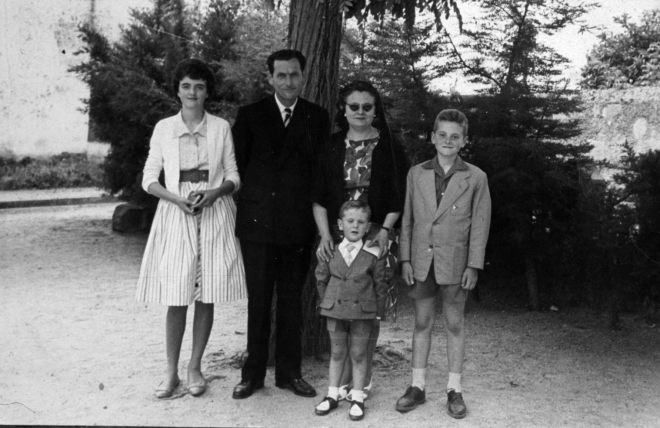 La família Reyner - Romaguera. El matrimoni Josep Reyner i Assumpció Romaguera amb els fills M Teresa Tomàs i els petit Joaquim