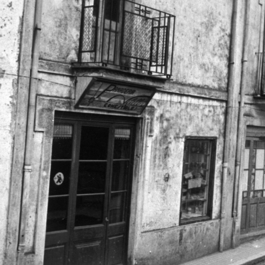 Antiga panaderia i queviures Can Vila al carrer dels Dolors.