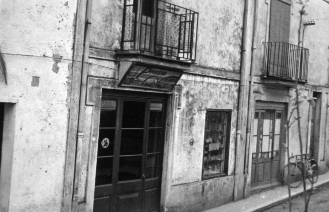 Antiga panaderia i queviures Can Vila al carrer dels Dolors.