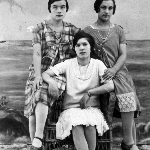 La jove Maria Aluart amb dues amigues