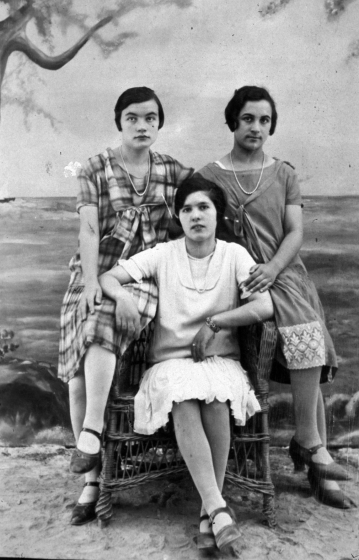 La jove Maria Aluart amb dues amigues