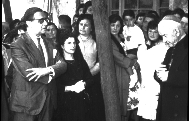El Bisbe de Girona Dr Josep Cartañà en una confirmació a la plaça de l'Esglèsia. 
Padrins el Sr. Angel Marsà i la Sra. Dolors Llach l'any 1959.
En primer terme: Angela Tarrés amb la seva mare Maria Lopez, amb el seu fill Ferran Ruscalleda i la M Rosa Ruscalleda.