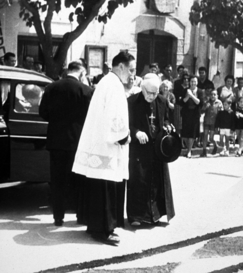 Visita Pastoral del Bisbe.

Arribada del Bisbe Dr. Cartañà que el rep el rector Mn Francesc Berga a la plaça de l'Església.