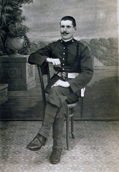 El soldat d'artilleria Felix Reyner i Ciurana de la lleva de 1914 al regiment d'artilleria de Montanyà de guarnició a Villacarlos a Mahó.