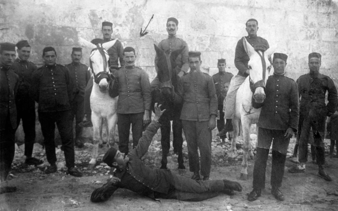 El senyalat amb la fletxa és el soldat Fèlix Reyner Ciurana
