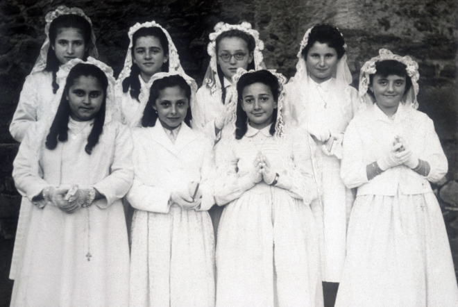 Foto de Comunió Solemne

D'esquerra a dreta: a dalt, Balbina Vila, Assumpció Artigas, Montserrat Vidal, Lluïsa Orench i a baix, Margarida Bosch, Montserrat Planas, Carme Call i M Teresa Reyner.