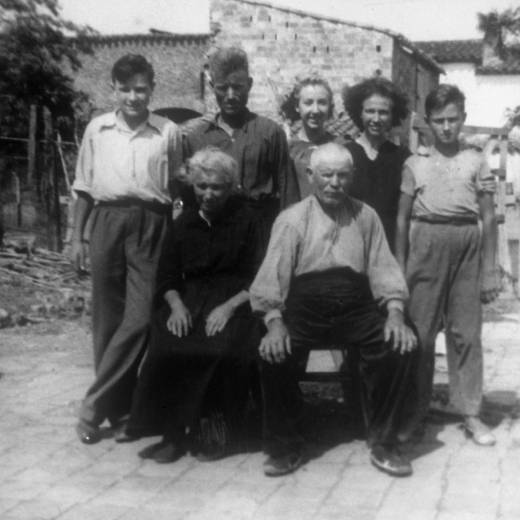 La família Vidal al complert. A davant els avis Josep i Dolors, drets el noi Josep, el seu pare Llorenç, la noia Pilar, la mare Quimeta i en Salvador, el fill petit.