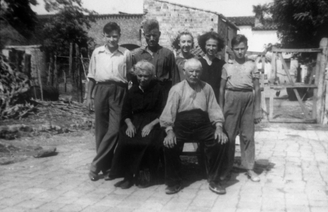 La família Vidal al complert. A davant els avis Josep i Dolors, drets el noi Josep, el seu pare Llorenç, la noia Pilar, la mare Quimeta i en Salvador, el fill petit.