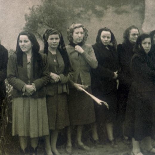 Una colla de dones a punt per anar a la processó. Entre elles hi reconeixem la Pilar Vidal i Gelabert, la Caterina Serra Ciurana i la Dolors Coll.