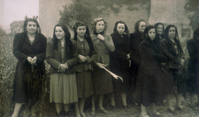 Una colla de dones a punt per anar a la processó. Entre elles hi reconeixem la Pilar Vidal i Gelabert, la Caterina Serra Ciurana i la Dolors Coll.