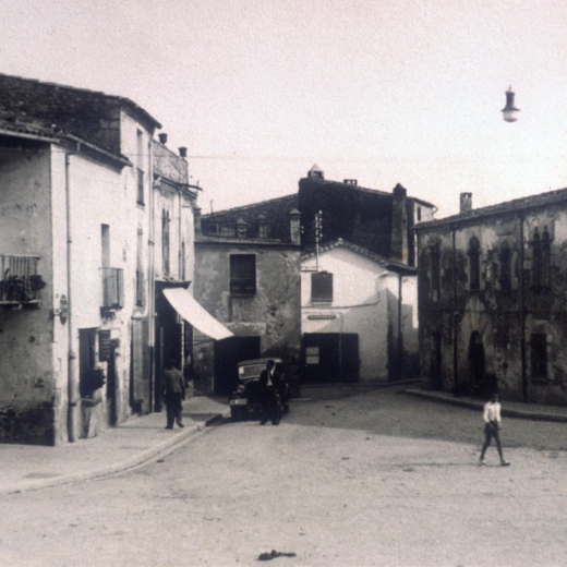 Aspecte de la plaça de l'Església de Maçanet l'any 1945