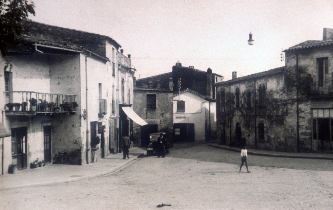 Aspecte de la plaça de l'Església de Maçanet l'any 1945