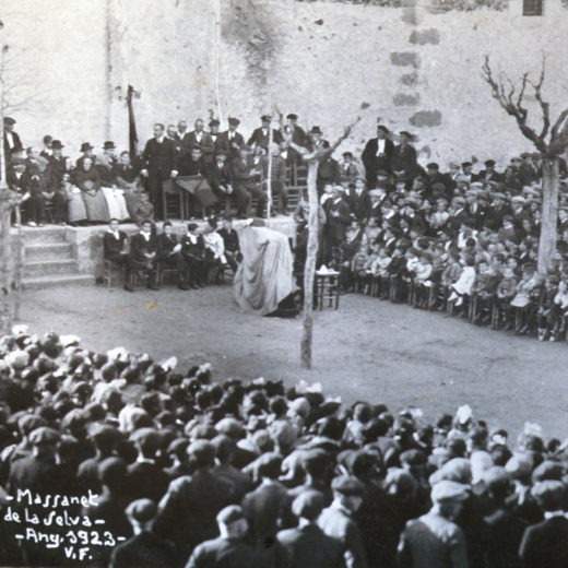 Festa de l'arbre i la vellesa l'any 1923 a la plaça i discurs del diputat Sr. Ventosa i Calbell de la lliga regionalista.