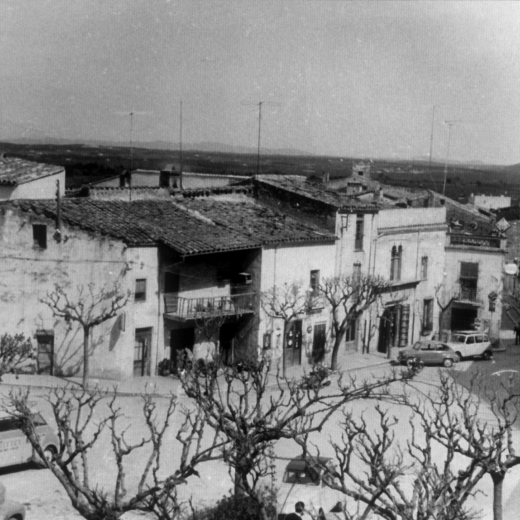 Aspecte de la plaça de l'Església de Maçanet l'any 1956
