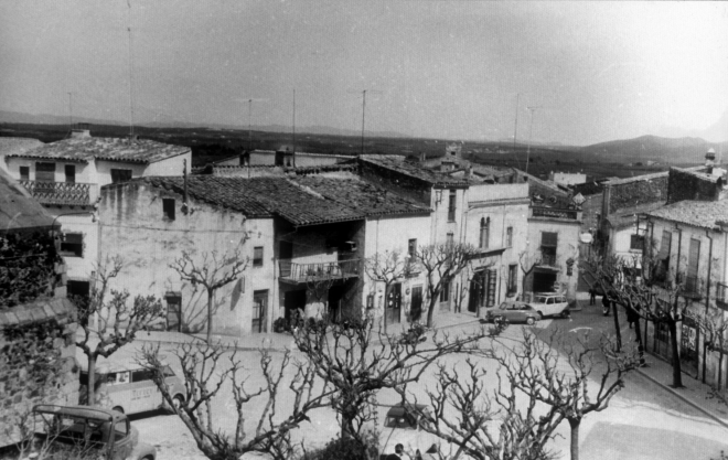 Aspecte de la plaça de l'Església de Maçanet l'any 1956