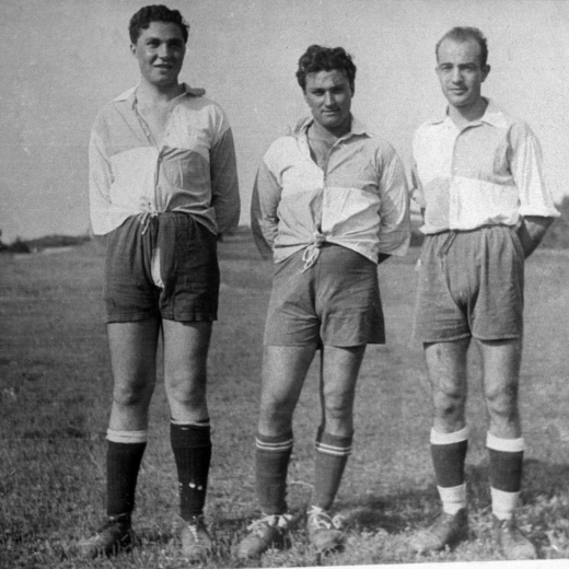 Camp de futbol de ca l'Esparra. Tres jugadors de la UD Maçanet: en Josep Planas, en Salvador Vidal i l'Alfons Soms
