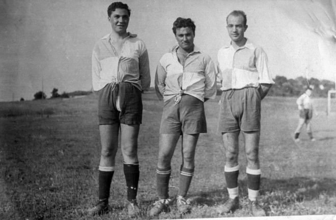 Camp de futbol de ca l'Esparra. Tres jugadors de la UD Maçanet: en Josep Planas, en Salvador Vidal i l'Alfons Soms