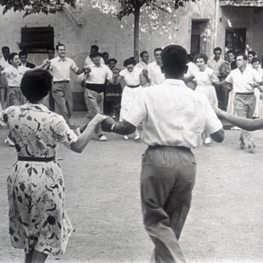 Una ballada de sardanes a la plaça per la diada de Sant Isidre l'any 1955. Entre els balladors i podem reconèixer a la Dolors Xarbau de can Sant, en Josep Tomàs de Can Júria i en Josep Lladó o Pepet Júria
