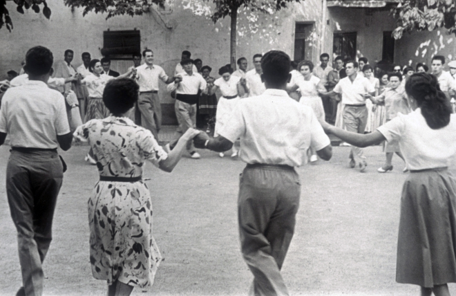 Una ballada de sardanes a la plaça per la diada de Sant Isidre l'any 1955. Entre els balladors i podem reconèixer a la Dolors Xarbau de can Sant, en Josep Tomàs de Can Júria i en Josep Lladó o Pepet Júria