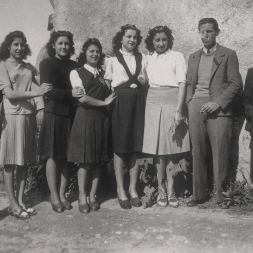 Un grup de jovent de Maçanet.

D'esquerra a dreta: Ramón Bagué, Maria Pujol, Juanita Bosch, Carme Call, Pepita Negre, Maria Tomàs, Joan Bosch i l'Amadeu Pons