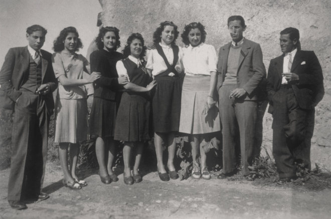 Un grup de jovent de Maçanet.

D'esquerra a dreta: Ramón Bagué, Maria Pujol, Juanita Bosch, Carme Call, Pepita Negre, Maria Tomàs, Joan Bosch i l'Amadeu Pons