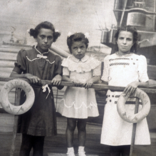 Tres nenes de la Plaça Lluís Companys. Dolors Roca, Felisa Pascual i Maria Amatller