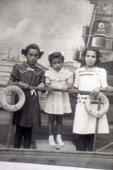 Tres nenes de la Plaça Lluís Companys. Dolors Roca, Felisa Pascual i Maria Amatller