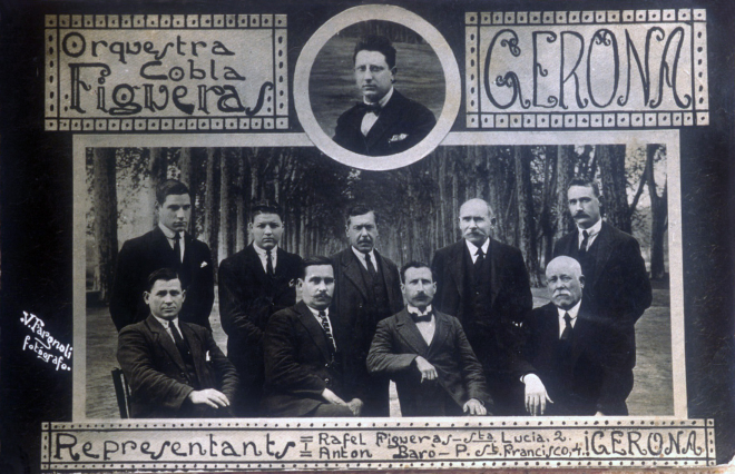 foto dels integrants de l'orquesta cobla Figueres. És una foto de Valentí Fargnoli
