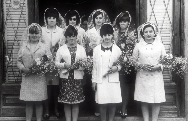 Assumpció Bagué, M Carme Rossell, Nuria Brossa, Pilar Vidal, Concepció Vilella, Marina (de Martorell, pelroja), Anna Guitart, i Carme Mateu el dia de la festa a la vellesa.