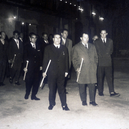 Processó del Divendres Sant. Les autoritats municipals presidint la processó.

Primera filera: Joan Viader, secretari, Lluís Vilella, alcalde, Joan Tomàs, jutge, Magí Clarió, delegat sindical.

En segon terme: Germiniano Lozar, regidor i Josep Reyner també regidor.