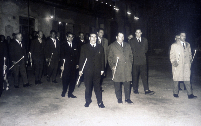 Processó del Divendres Sant. Les autoritats municipals presidint la processó.

Primera filera: Joan Viader, secretari, Lluís Vilella, alcalde, Joan Tomàs, jutge, Magí Clarió, delegat sindical.

En segon terme: Germiniano Lozar, regidor i Josep Reyner també regidor.