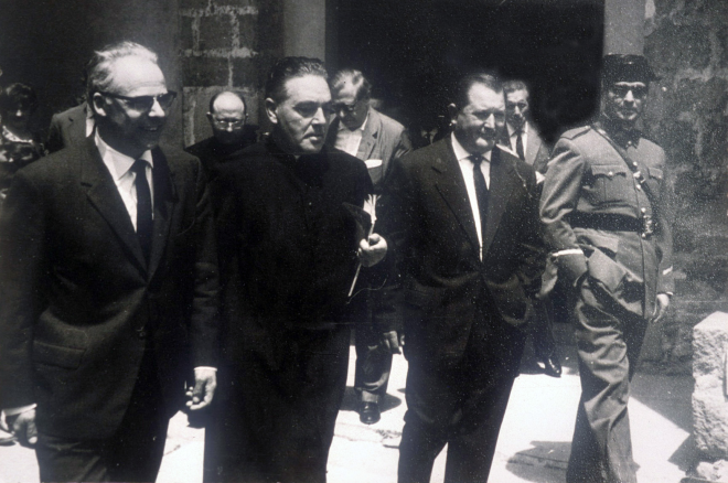Festa de la vellesa. La presidència de l'acte amb el delegat de la Caixa Bertomeu Comes, el Sr rector Mn Francesc Berga, l'alcalde Lluís Vilella i el caporal de la guàrdia civil el Sr. Sanz