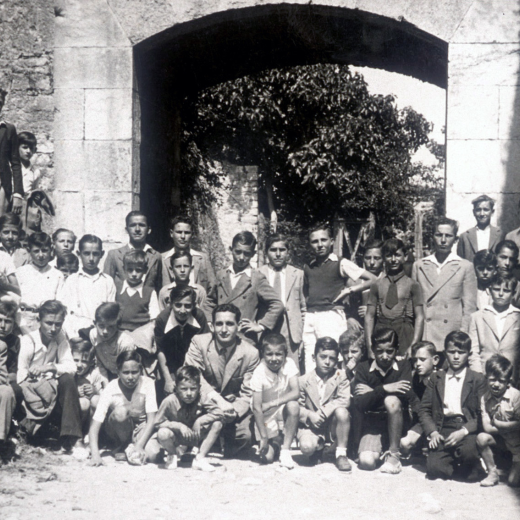 El mestre Sr. Lluís Serra amb els seus alumnes en una escursió escolar.