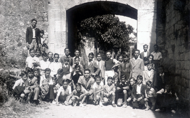 El mestre Sr. Lluís Serra amb els seus alumnes en una escursió escolar.