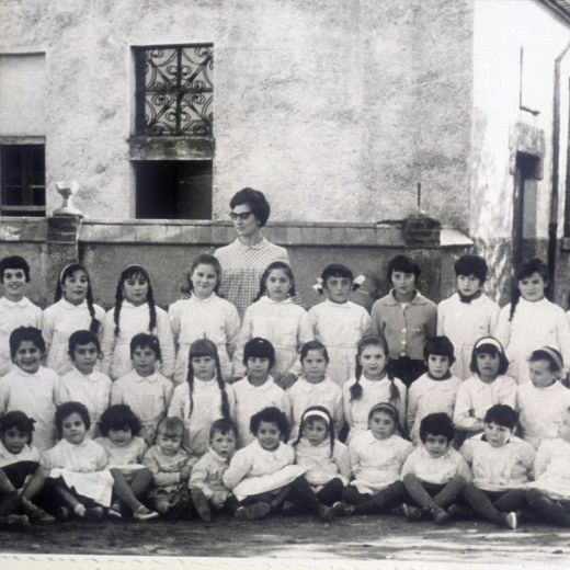 Mestra: Isabel Quellos Pascual

De dreta a esquerra: Dolors Pons, Glòria Rovira, Engràcia Pimàs, Carme i Montse Bou, Concepció Vilella, Rosa Costa, Carme Nadal, Pilar Turon, Mercé Güell, Montse Deulofeu, Paquita Crosas, Assumpció Brossa, Enriqueta Subiranas, Paquita Bagué, Dolors Viñolas, Rosa Miralpeix, Glòria Caballé, Mercè Benet, Remedios Luque, Rosa Mir, Dolors Vidal, Assumpció Pujolràs, Rosa Roura, Victòria Oliveras, Montse Pimàs, Marissa Costa, Margarita Rovira, Montse Baltrons, Teresa Ribas, Olga Caballé, ? , ?, Carme Tomàs, Pilar Roca, Carme Ruscalleda, Dolors Tomàs, i Carme Xarbau.