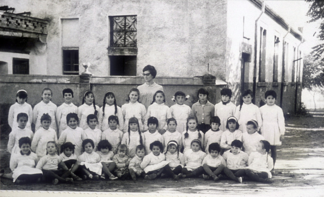 Mestra: Isabel Quellos Pascual

De dreta a esquerra: Dolors Pons, Glòria Rovira, Engràcia Pimàs, Carme i Montse Bou, Concepció Vilella, Rosa Costa, Carme Nadal, Pilar Turon, Mercé Güell, Montse Deulofeu, Paquita Crosas, Assumpció Brossa, Enriqueta Subiranas, Paquita Bagué, Dolors Viñolas, Rosa Miralpeix, Glòria Caballé, Mercè Benet, Remedios Luque, Rosa Mir, Dolors Vidal, Assumpció Pujolràs, Rosa Roura, Victòria Oliveras, Montse Pimàs, Marissa Costa, Margarita Rovira, Montse Baltrons, Teresa Ribas, Olga Caballé, ? , ?, Carme Tomàs, Pilar Roca, Carme Ruscalleda, Dolors Tomàs, i Carme Xarbau.