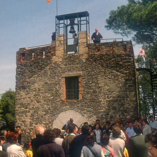 Aplec de Sant Jordi any 1999, aixecada de la senyera i cant dels segadors.